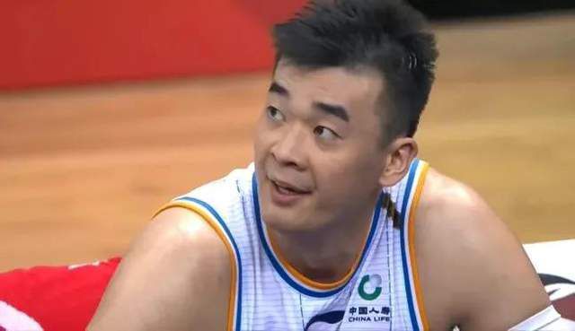 第15分钟，帕尔默禁区弧顶远射，皮克福德飞身将球扑出！